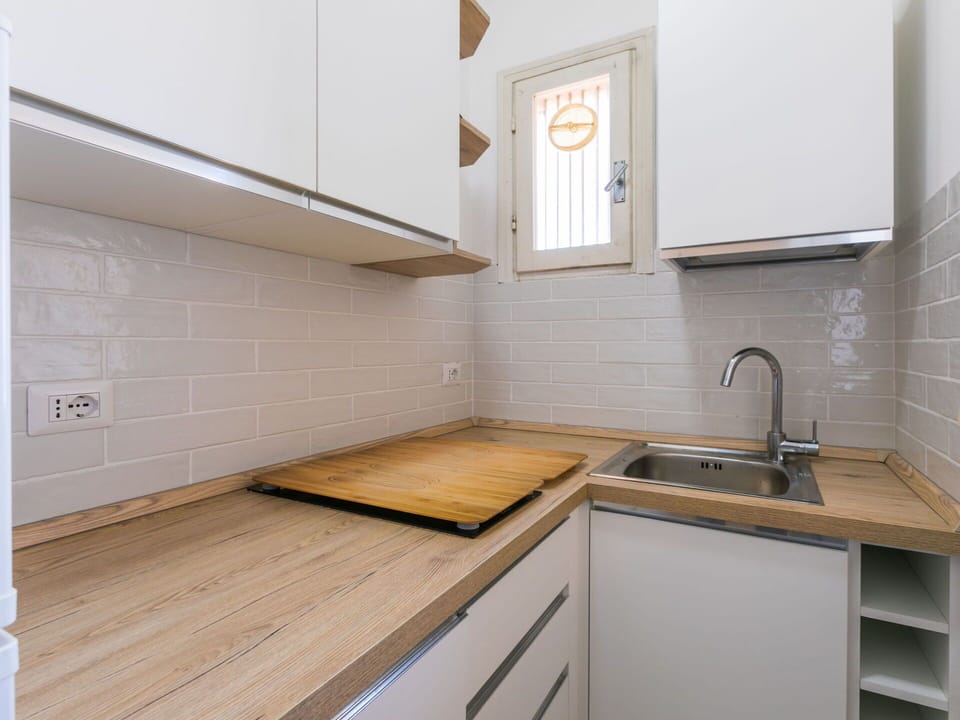 Tap, Kitchen Sink, Sink, Cabinetry, Countertop, Property, Building, Plumbing Fixture, Kitchen, Window