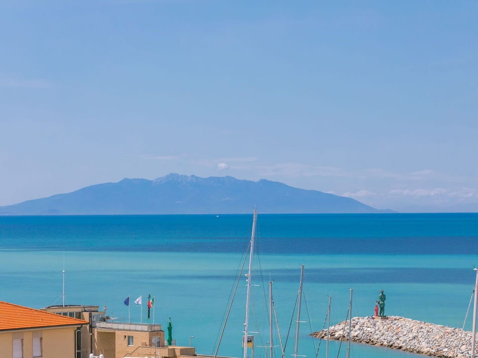 Water, Sky, Cloud, Blue, Azure, Mountain, Coastal And Oceanic Landforms, Horizon, Lake, Leisure