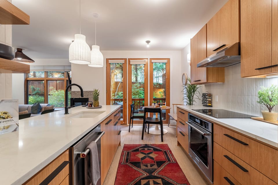 Fully equipped kitchen.