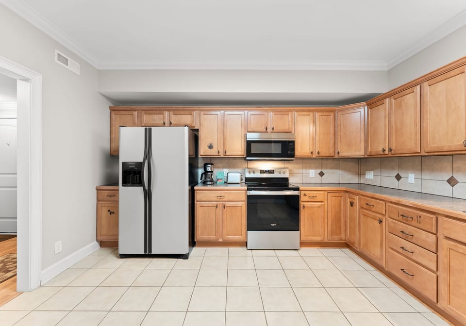 Lower level full kitchen!