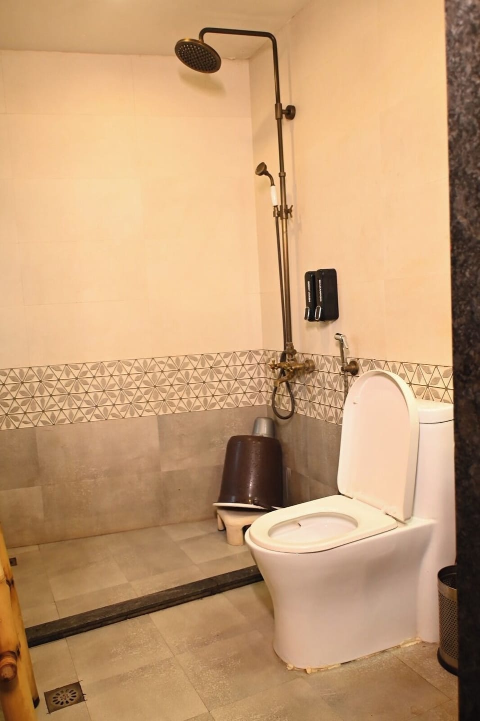 Standard Cottage, Balcony, Lake View | Bathroom | Shower, towels, soap, shampoo
