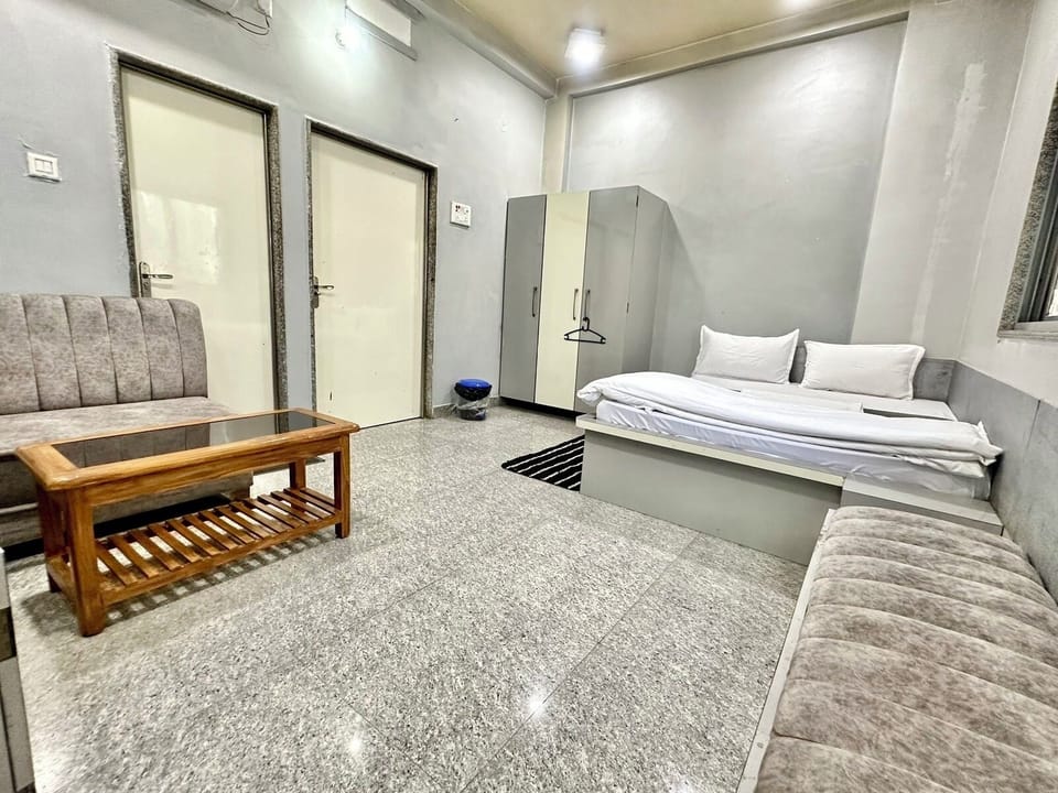 Deluxe Triple Room | Desk, laptop workspace, soundproofing, WiFi (free)