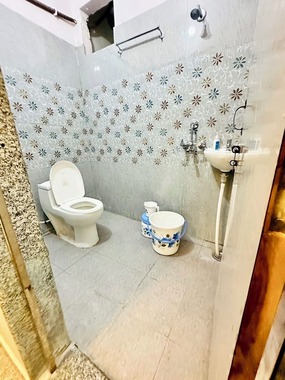 Shower, rainfall showerhead, bidet, towels