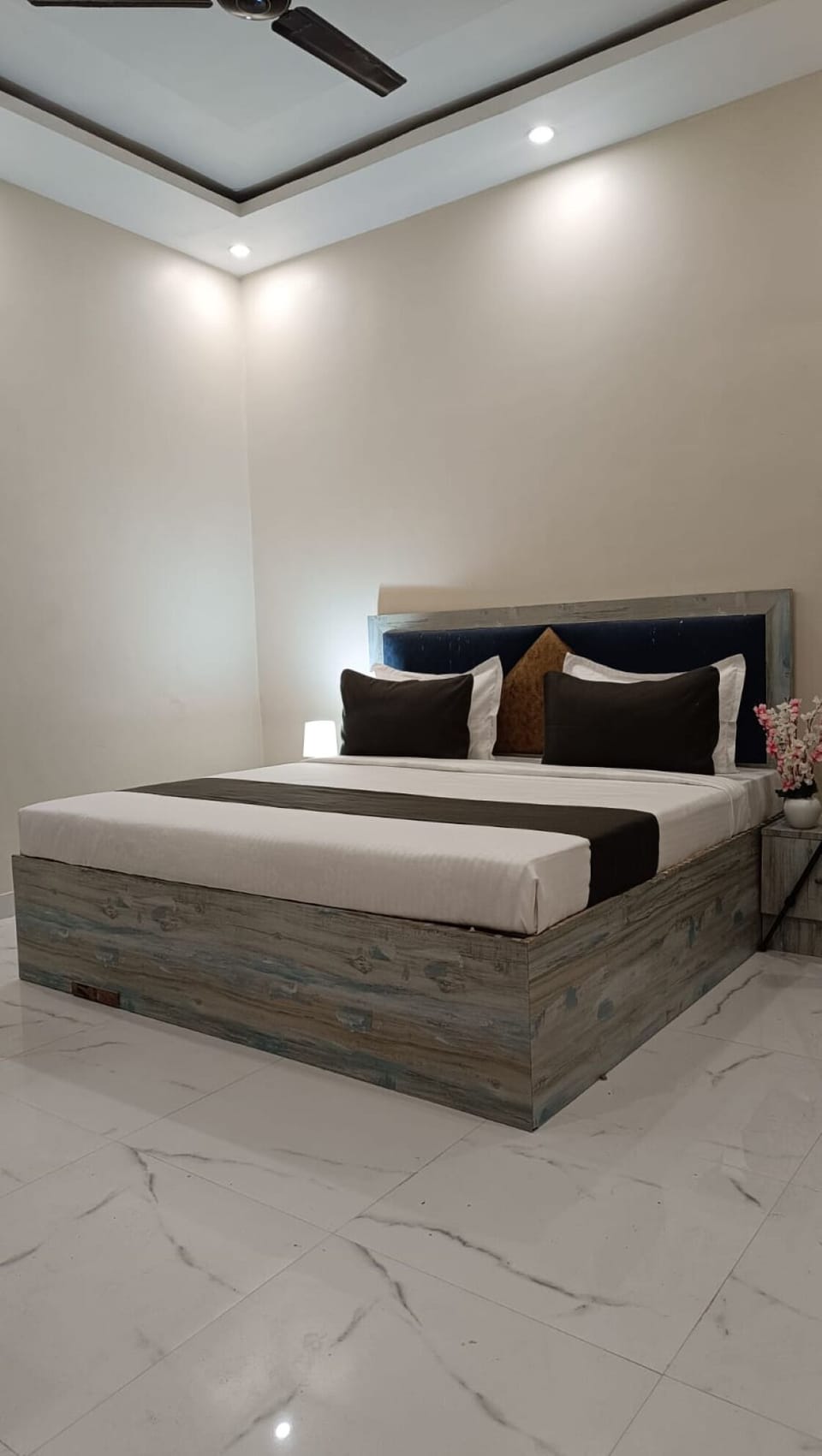 Deluxe Room | Iron/ironing board, free WiFi, bed sheets