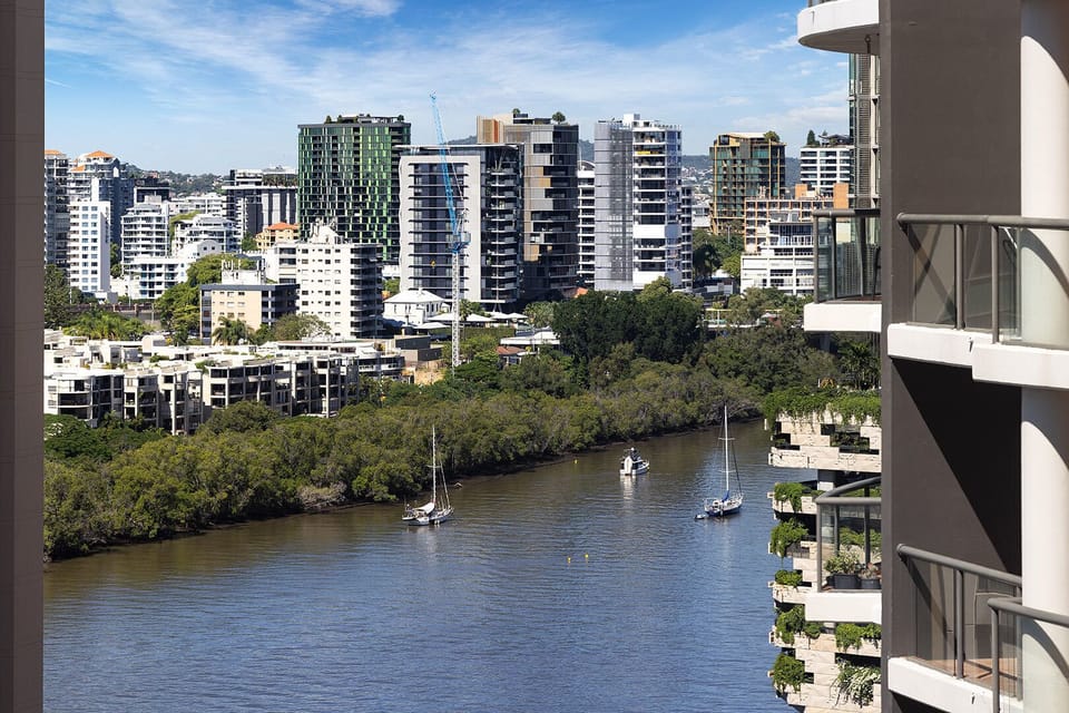 Great views across the river looking toward Kangaroo Point - just a few hundred meters to Howard Smith wharves