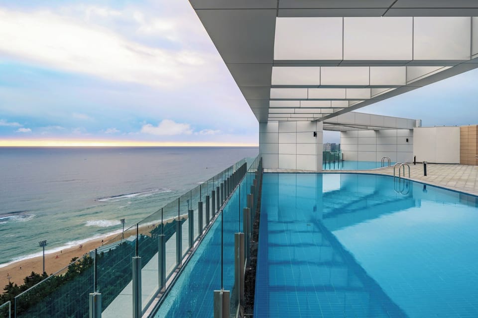 Indoor/outdoor pool