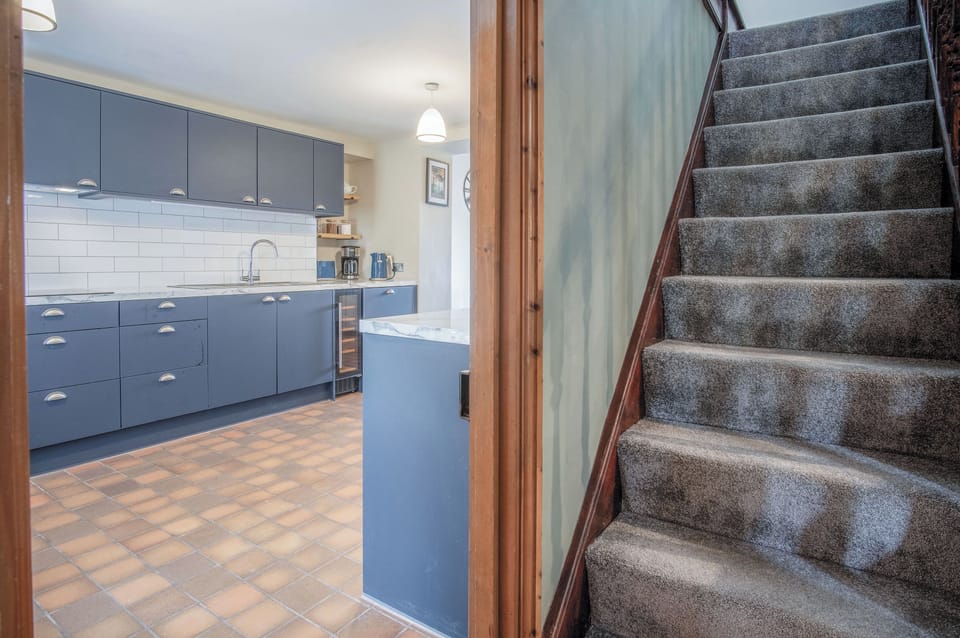 Full-size fridge, microwave, oven, stovetop