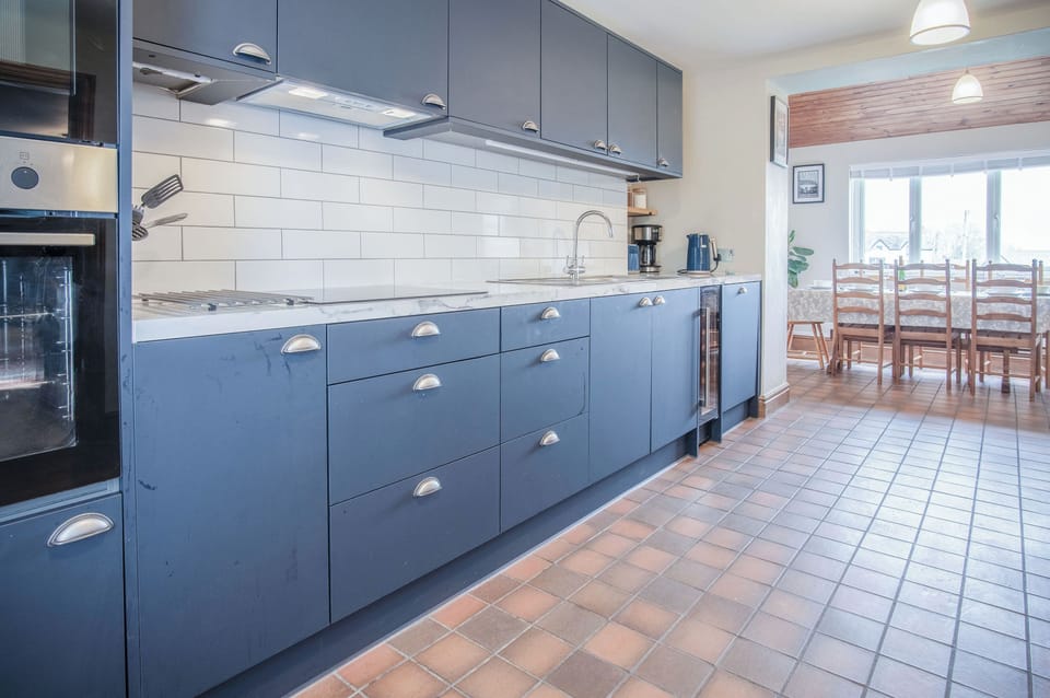 Full-size fridge, microwave, oven, stovetop