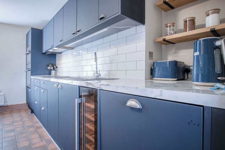 Full-size fridge, microwave, oven, stovetop