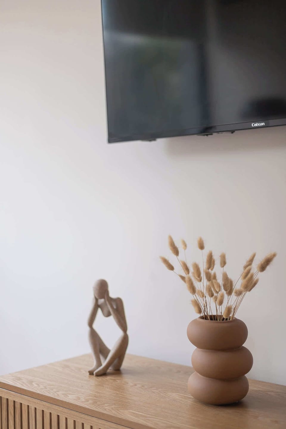 Modern decor with artistic touches, offering a cozy and stylish ambiance.