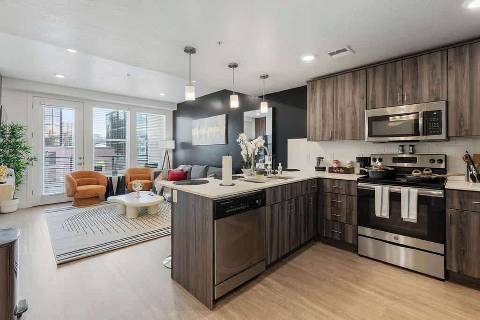 A perfect spot for meals and conversation – our kitchen offers a bar counter with high stools, an oven, and a coffee maker.