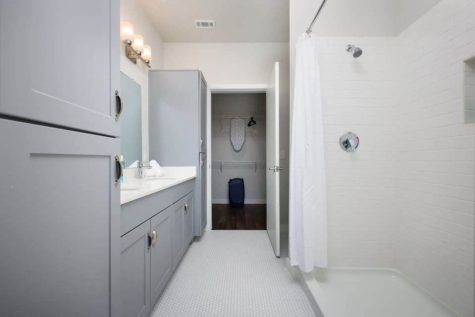 Experience spa-like comfort with our hot and cold shower, cozy bathtub, and large mirror for a refreshing start to your day.