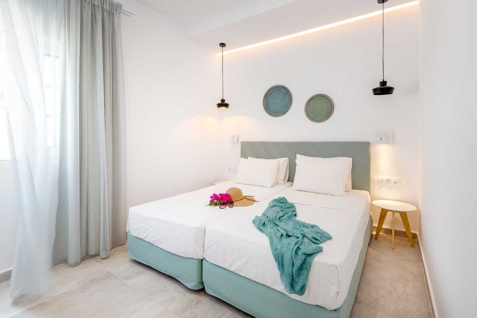 Double Room | In-room safe, blackout drapes, iron/ironing board, free WiFi
