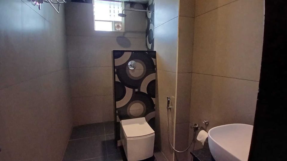 Club Triple Room, City View | Bathroom | Shower, towels, soap, shampoo