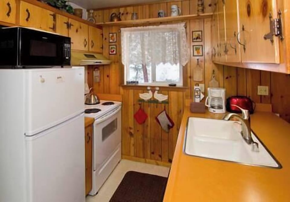 Full kitchen w toaster, drip coffee maker, blender and more