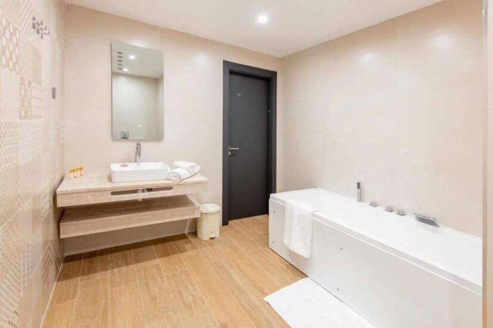 Family Room | Bathroom | Towels, soap, shampoo, toilet paper