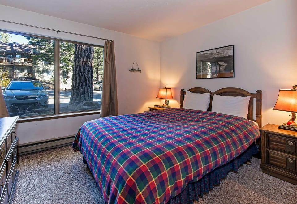 Master bedroom: Queen bed