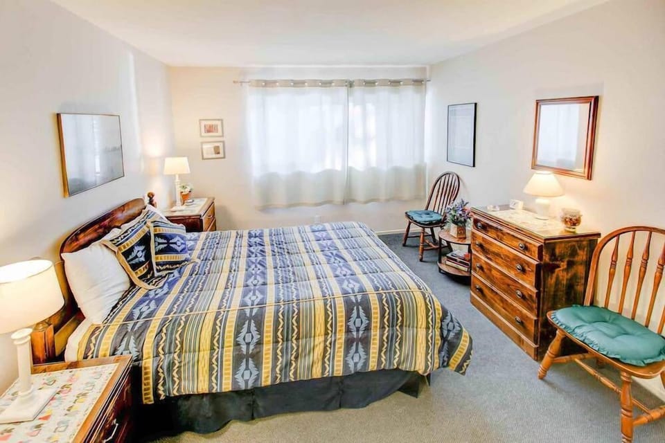 Bedroom 1: Queen bed