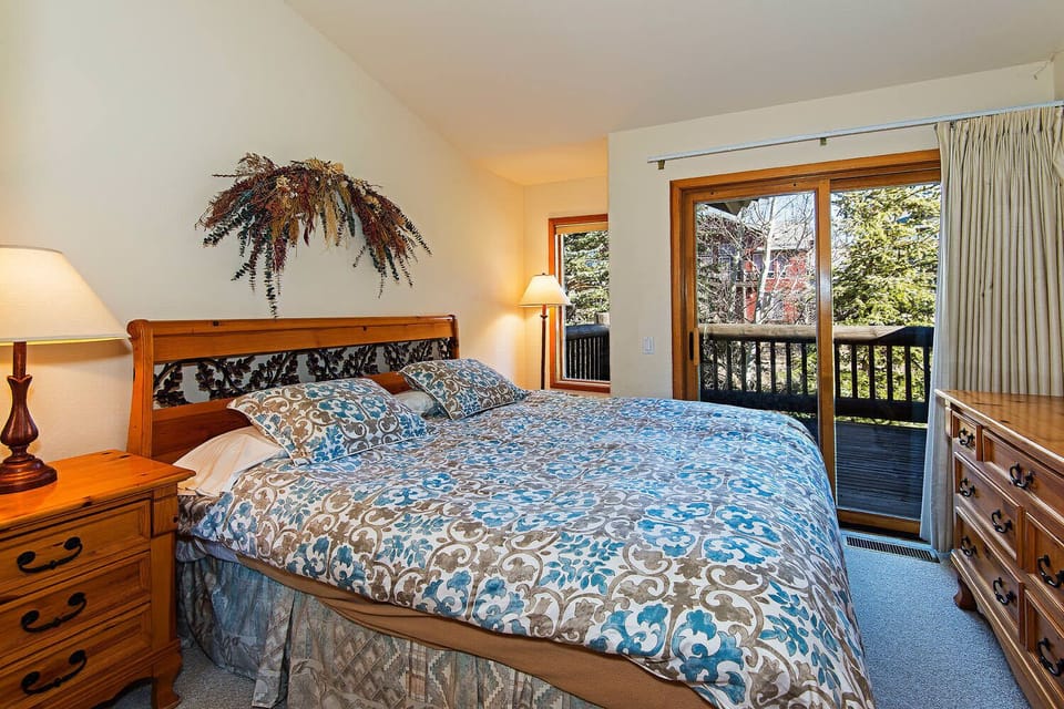 Master Bedroom: King Bed