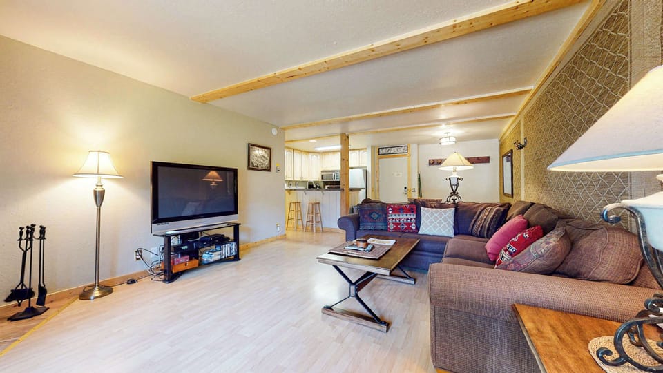 Lounge on the sofa with seating for 4-5