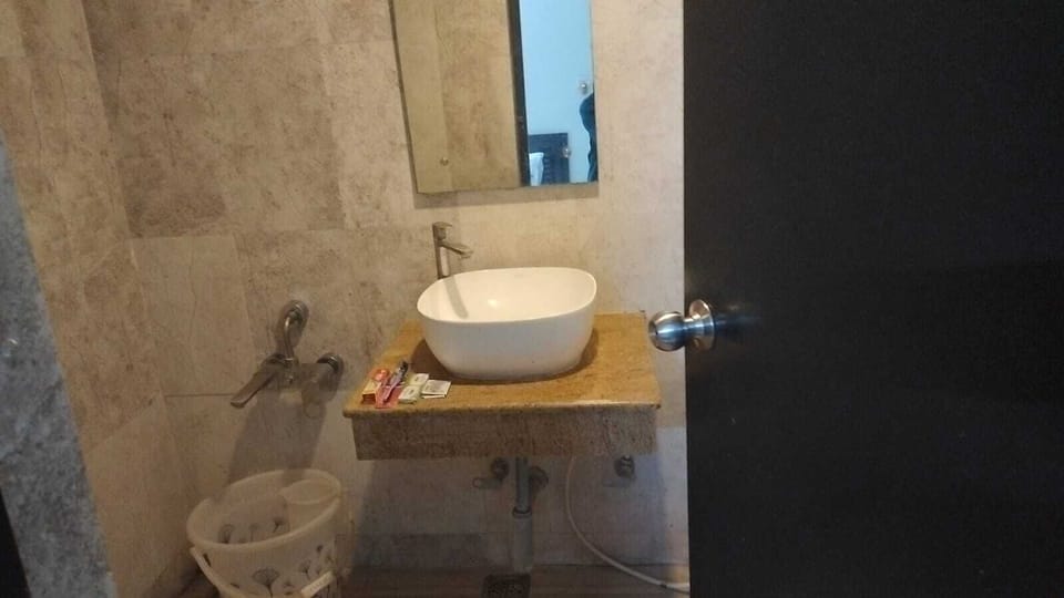Deluxe Double Room | Bathroom | Shower, towels, soap, shampoo