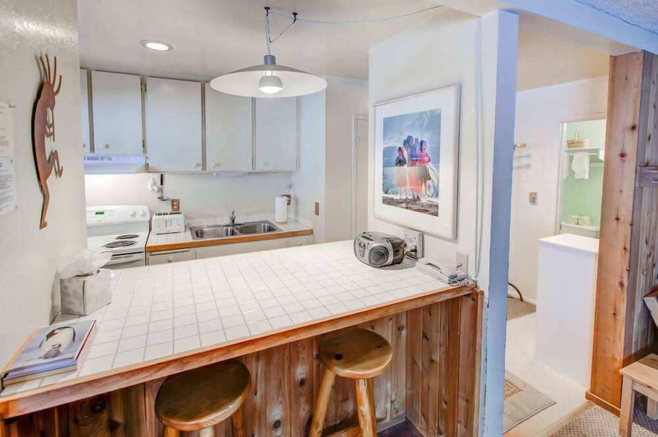 Kitchen with breakfast bar