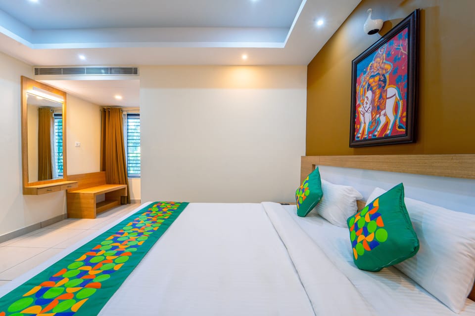 Deluxe Double Room | Desk, blackout drapes, bed sheets