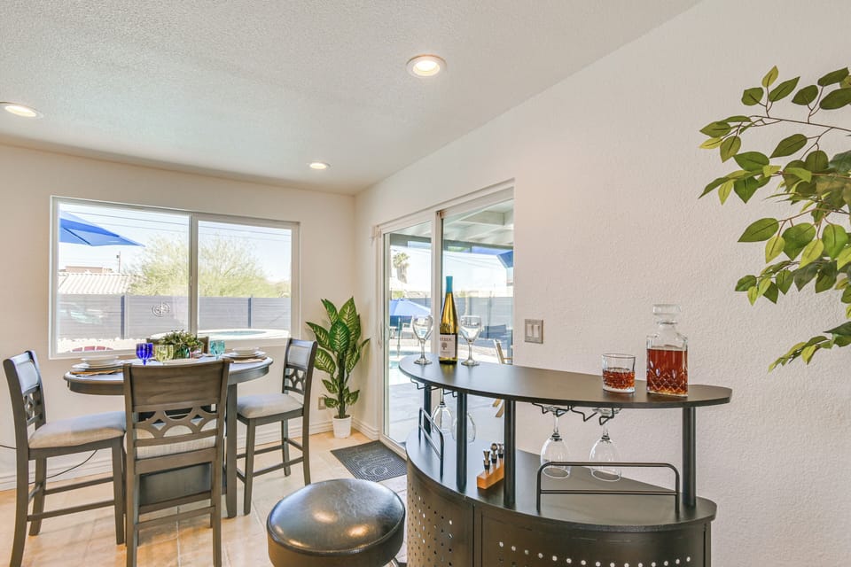Bar/Dining Area