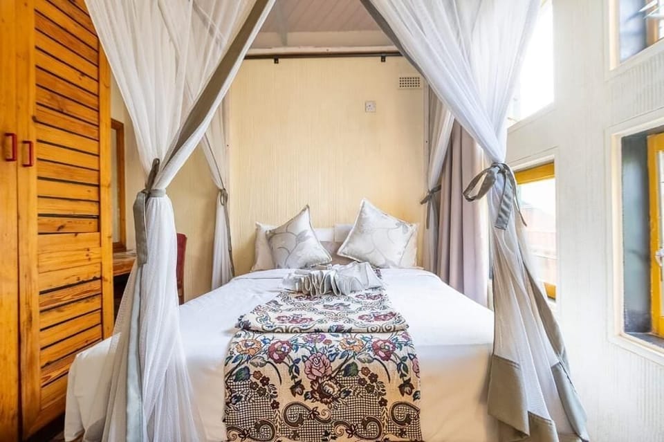 Basic Single Room | Laptop workspace, free WiFi