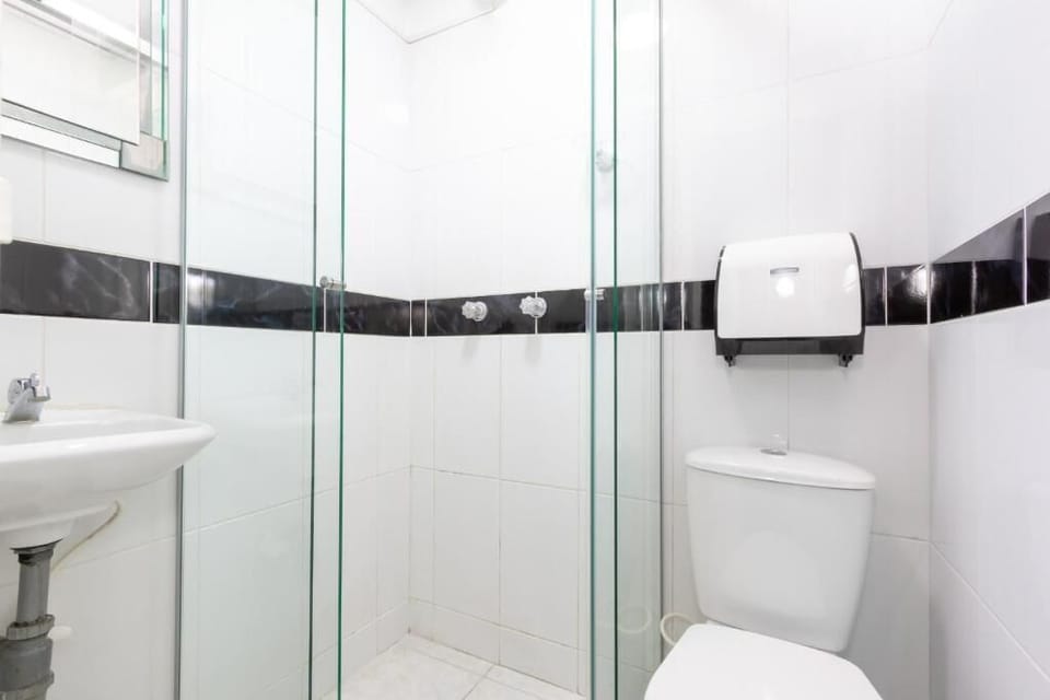 Family Room | Bathroom | Shower, rainfall showerhead, towels, soap