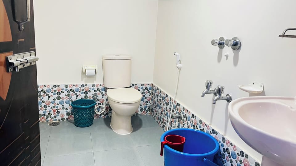 Deluxe Double Room, 1 Queen Bed | Bathroom | Shower, free toiletries, slippers, towels