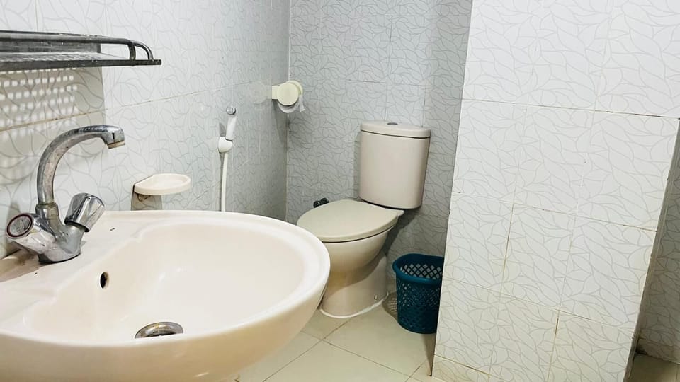Business Twin Room | Bathroom | Shower, free toiletries, slippers, towels