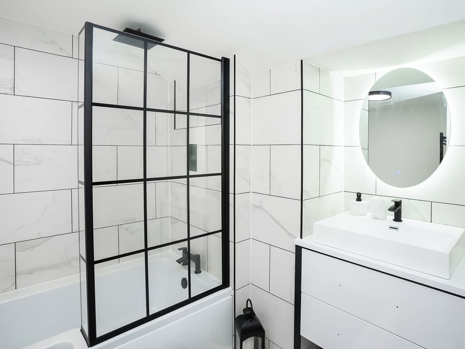 Bathroom | Pencefn Cottage, Pentir, near Snowdonia in Llanberis