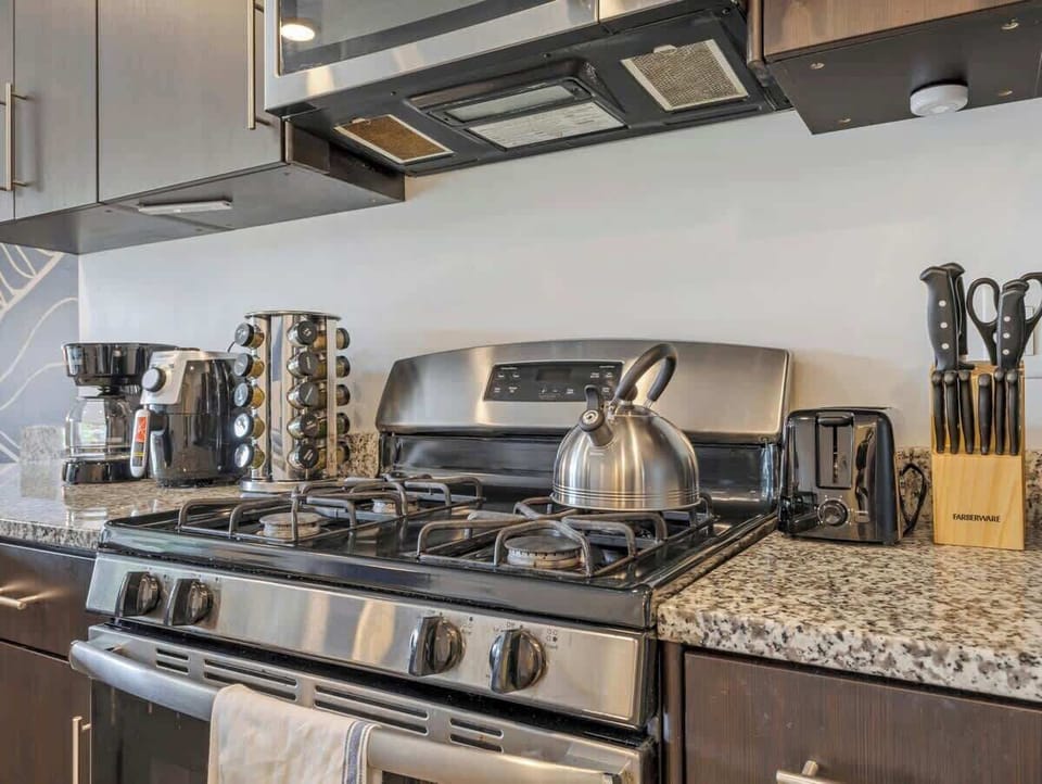Fully equipped kitchen w/ stove, kettle, toaster, & essentials for easy cooking