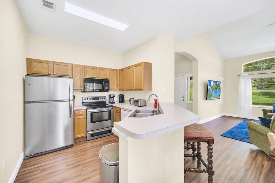 Modern Kitchen – Sleek Design with Top-of-the-Line Appliances