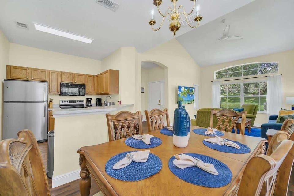 Elegant Dining Area – Perfect for Family Meals and Gatherings