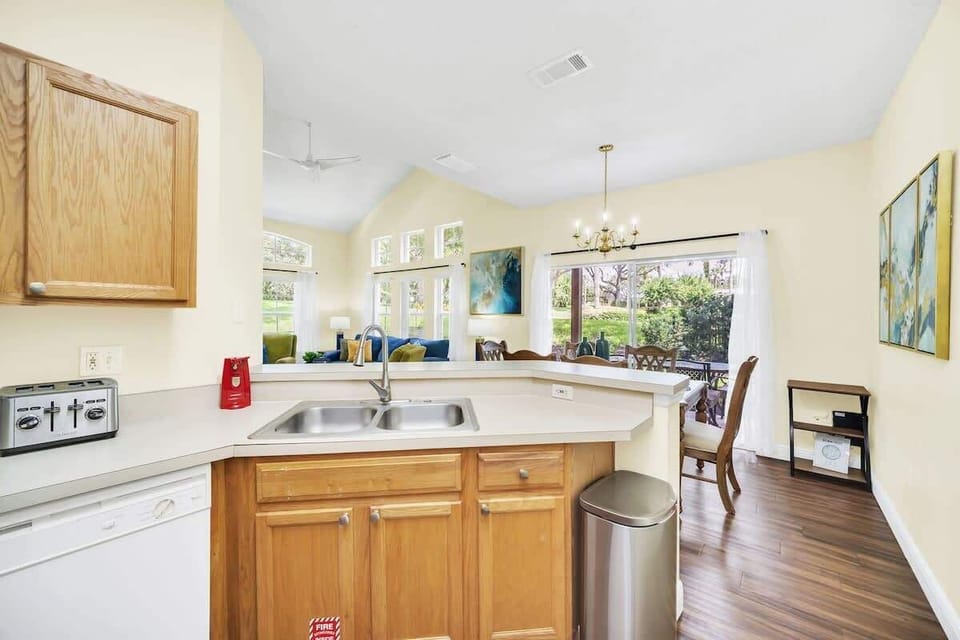 Open Concept Kitchen – Perfect for Family Meals and Gatherings