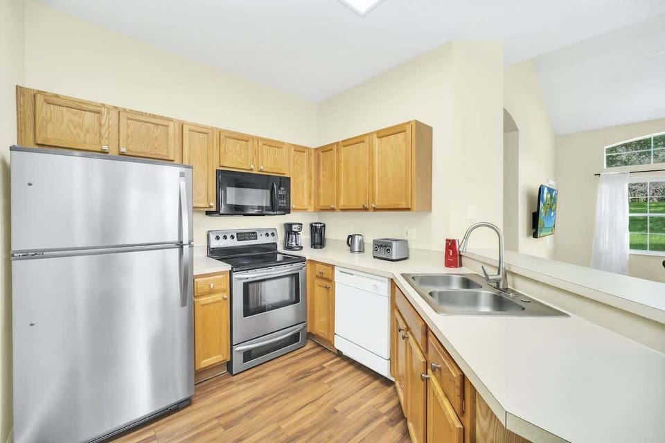 Bright and Airy Kitchen – Contemporary Style with Ample Counter Space