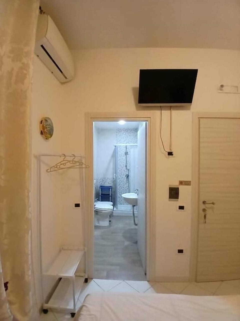 Economy Double Room, Non Smoking, Private Bathroom | Bathroom | Shower, hair dryer, bidet, towels