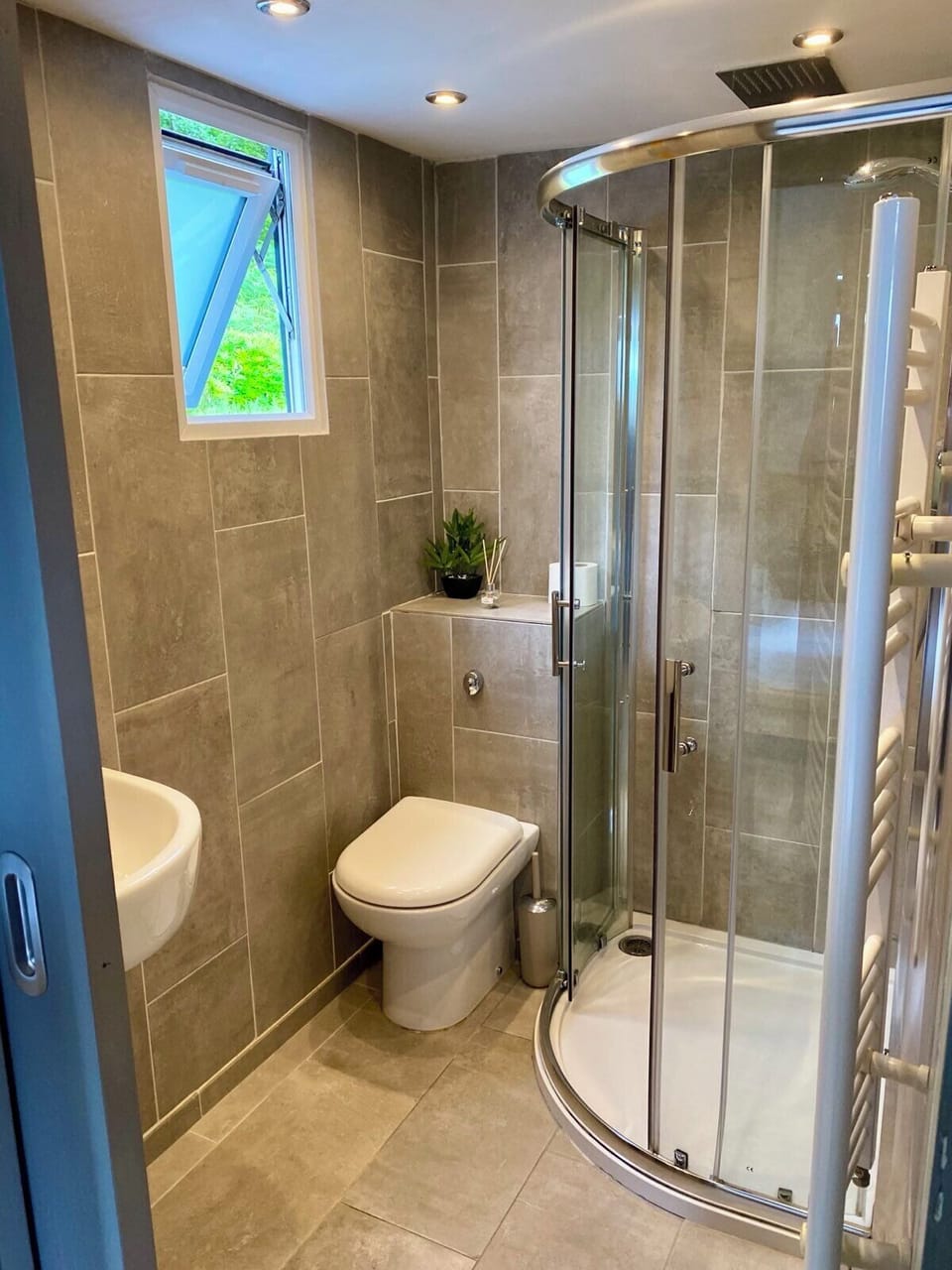 Quadruple Room, Lake View | Bathroom | Hair dryer, towels, soap, shampoo