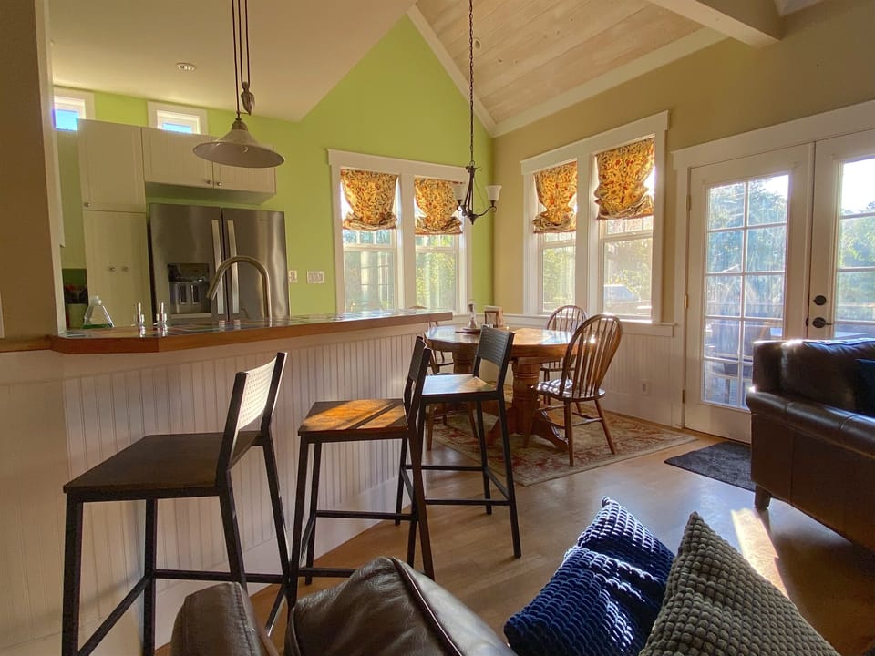 Extra seating for 3 at the bar top