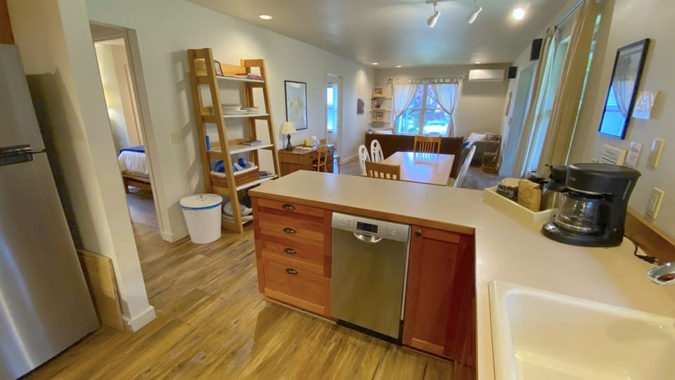 A fully equipped kitchen allows you to create great meals while the family gathers around the table planning the next Orcas adventure. 