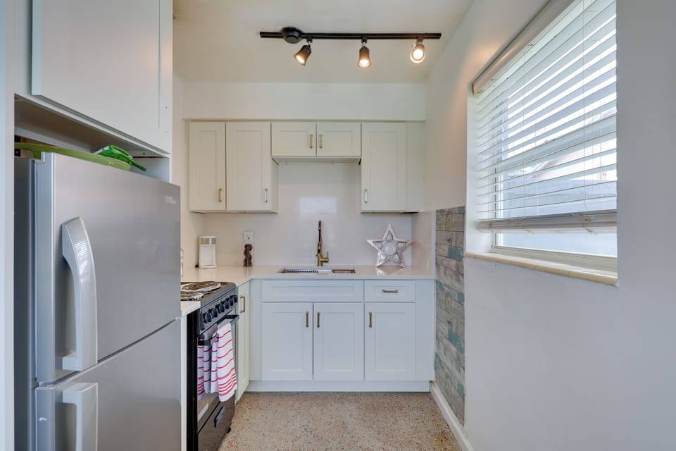 Kitchen | Single-Serve Coffee Maker | Stove/Oven | Cooking Basics