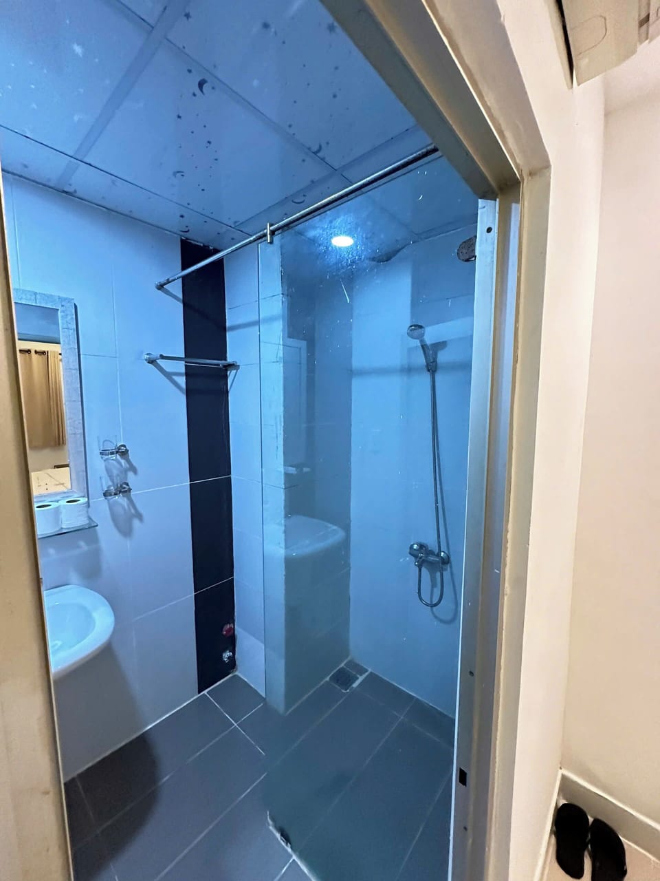 Superior Double Room | Bathroom | Shower, free toiletries, hair dryer, slippers