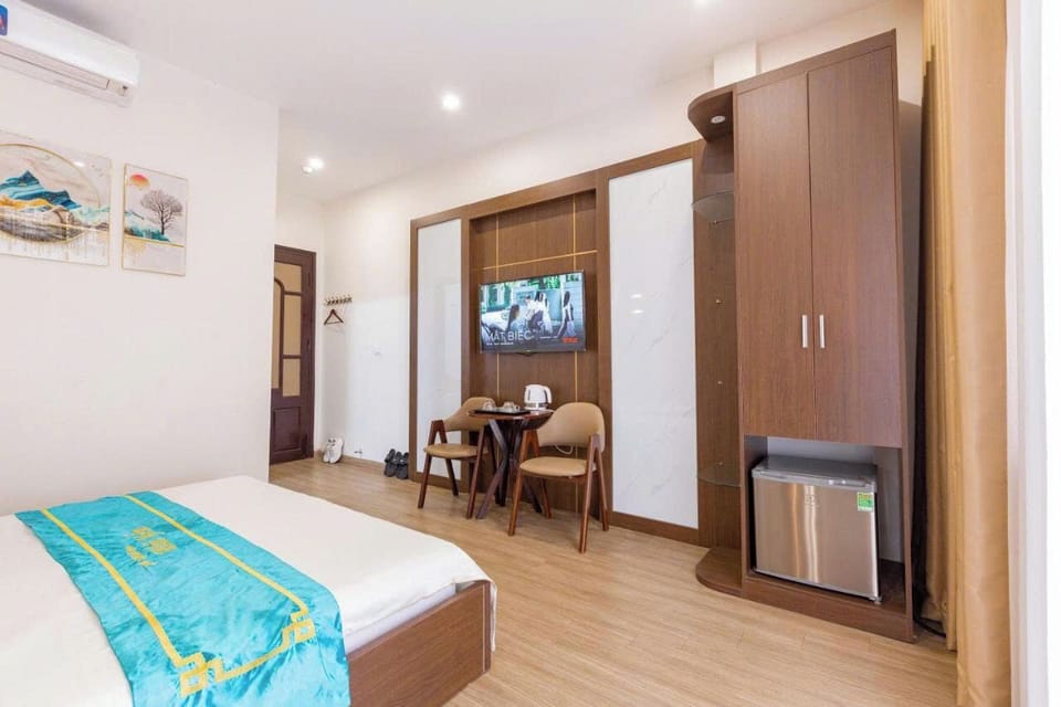Premium bedding, down comforters, desk, laptop workspace