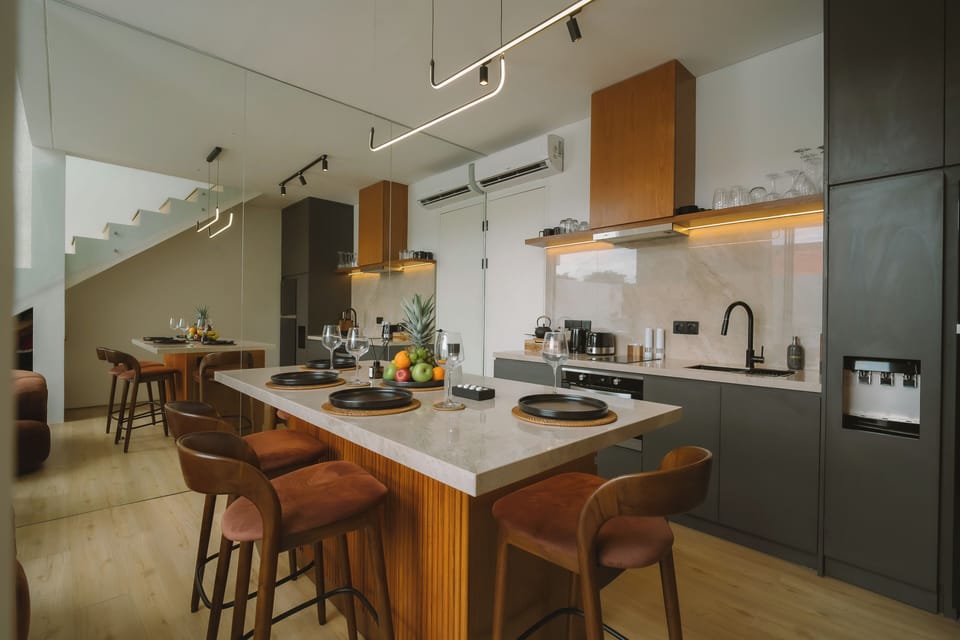Full-size fridge, microwave, oven, stovetop