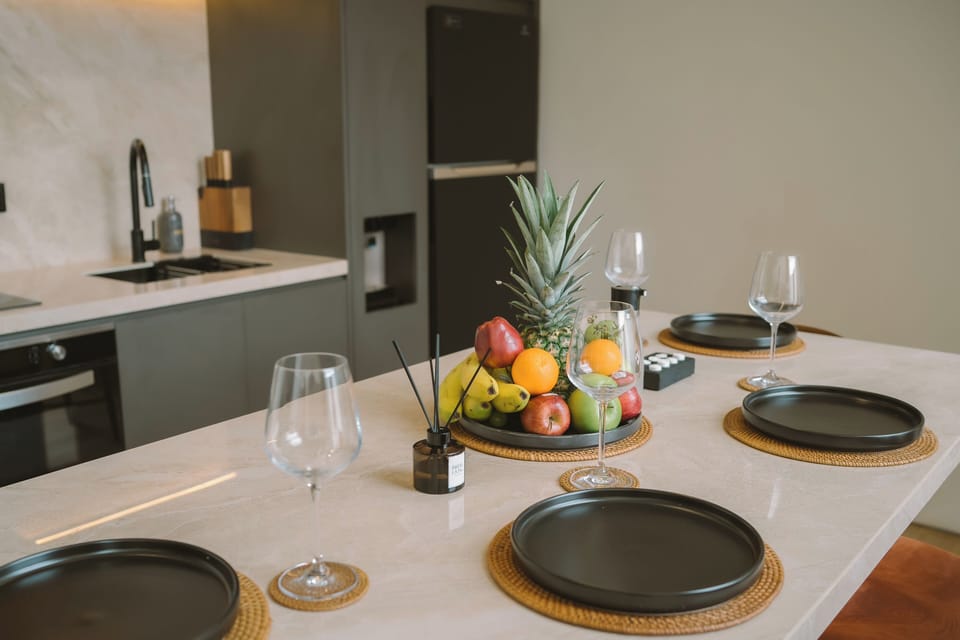 Full-size fridge, microwave, oven, stovetop