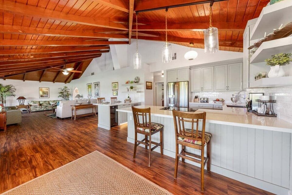Perfect for entertaining—this layout keeps everyone together from kitchen to lounge