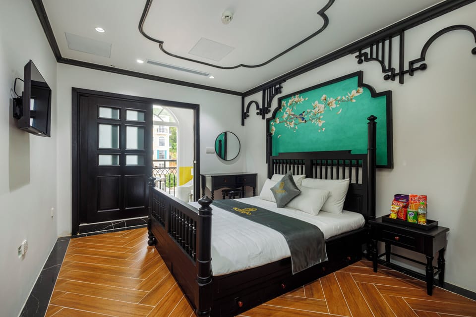 Deluxe Double Room, Sea View | Minibar, desk, free WiFi, bed sheets