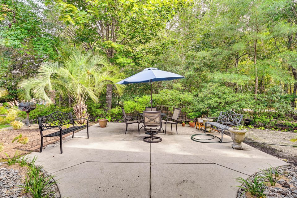 Community Patio | Charcoal Grill